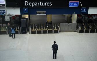 Transport strike in the UK, gates closed in stations