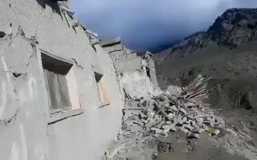 E' schizzato ad almeno 920 il bilancio dei morti provocati dal terremoto che la notte scorsa ha colpito il sudest dell'Afghanistan, al confine con il Pakistan, Kabul, 22 Giugno 2022. TWITTER

+++ATTENZIONE LA FOTO NON PUO' ESSERE PUBBLICATA O RIPRODOTTA SENZA L'AUTORIZZAZIONE DELLA FONTE DI ORIGINE CUI SI RINVIA+++ +++NO SALES; NO ARCHIVE; EDITORIAL USE ONLY+++