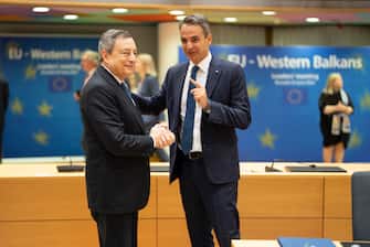 Prime Minister Mario Draghi (S), arrived at the European Council building, shakes hands with the Prime Minister of Greece Kyriakos M? Tsotak? S, Brussels, 23 June 2022. ANSA / PRESS OFFICE PALAZZO CHIGI FILIPPO ATTILI