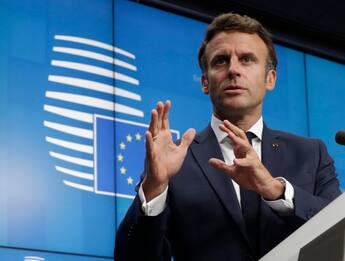 Francia, Macron: "Tempi duri in arrivo, finita l'era dell'abbondanza"