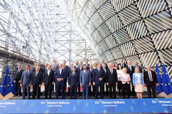 Partecipanti al vertice dei leader Ue - Balcani occidentali posano per una family photo, a Bruxelles, 23 giugno 2022. 
ANSA/UFFICIO STAMPA EUROPEAN COUNCIL ++HO - NO SALES DITORIAL USE ONLY++