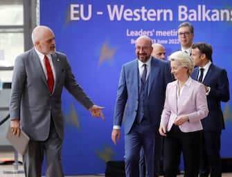 epa10029534 (L-R) Albanian Prime Minister Edi Rama, European Council President Charles Michel, European Commission President Ursula von der Leyen arrive for a family photo following an EU-Western Balkans leaders' meeting in Brussels, Belgium, 23 June 2022. The progress on EU integration and the challenges which the Western Balkans countries face in connection to the Russian invasion of Ukraine are topping the agenda when EU and Western Balkan leaders meet prior a European Council meeting.  EPA/STEPHANIE LECOCQ