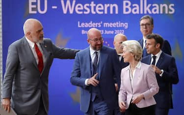epa10029531 (L-R) Albanian Prime Minister Edi Rama, European Council President Charles Michel, European Commission President Ursula von der Leyen arrive for a family photo following an EU-Western Balkans leaders' meeting in Brussels, Belgium, 23 June 2022. The progress on EU integration and the challenges which the Western Balkans countries face in connection to the Russian invasion of Ukraine are topping the agenda when EU and Western Balkan leaders meet prior a European Council meeting.  EPA/STEPHANIE LECOCQ