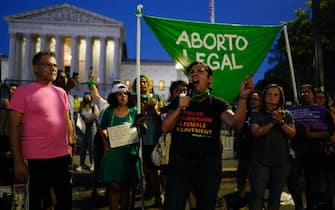 epa10033051 Protesters gather for a demonstration outside the Supreme Court after sunset in Washington, DC, USA, 24 June 2022. The US Supreme Court ruled on the Dobbs v Jackson Women's Health Organization, overturning the 1973 case of Roe v Wade that guaranteed federal abortion rights .  EPA / WILL OLIVER