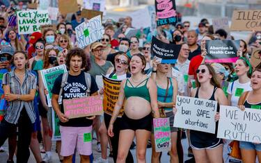 epa10032853 Pro Choice demonstrators participate in a march and rally after the US Supreme Court's decision on the Dobbs v Jackson Women's Health Organization ruling in downtown Atlanta, Georgia, USA, 24 June 2022. The court's ruling overturned the legalization of abortion in the Roe v Wade case of 1973.  EPA/ERIK S. LESSER