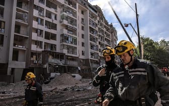 epa10034626 Rescuers and firefighters work on a site of a damaged residential building following Russian airstrikes in the Shevchenkivskiy district of Kyiv (Kiev), Ukraine, 26 June 2022. Multiple airstrikes hit the center of Kyiv in the morning. Russian troops on 24 February entered Ukrainian territory, starting the conflict that has provoked destruction and a humanitarian crisis.  EPA/ROMAN PILIPEY