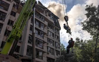 epa10034625 Rescuers in action next to a damaged residential building following Russian airstrikes in the Shevchenkivskiy district of Kyiv (Kiev), Ukraine, 26 June 2022. Multiple airstrikes hit the center of Kyiv in the morning.  Russian troops on 24 February entered Ukrainian territory, starting the conflict that has provoked destruction and a humanitarian crisis.  EPA / ROMAN PILIPEY