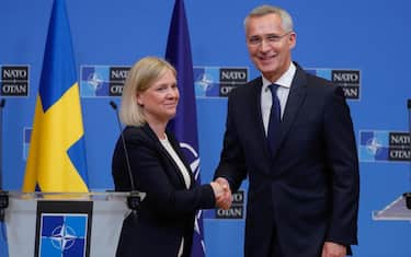 epa10037033 Sweden's Prime Minister Magdalena Andersson (L) and Secretary General of North Atlantic Treaty Organization (NATO) Jens Stoltenberg gives a joint press conference at the end of a meeting at NATO headquarters in Brussels, Belgium, 27 June 2022.  EPA/STEPHANIE LECOCQ