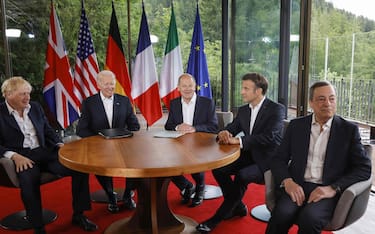 (L-R) Britain's Prime Minister Boris Johnson, US President Joe Biden, German Chancellor Olaf Scholz, France's President Emmanuel Macron and Italy's Prime Minister Mario Draghi attend a meeting of G7 leaders on June 28, 2022 at Elmau Castle, southern Germany, on the last day of the G7 Summit. (Photo by Ludovic MARIN / various sources / AFP)