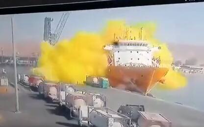 Giordania, contanier cade su una nave ed esplode: 13 morti. VIDEO