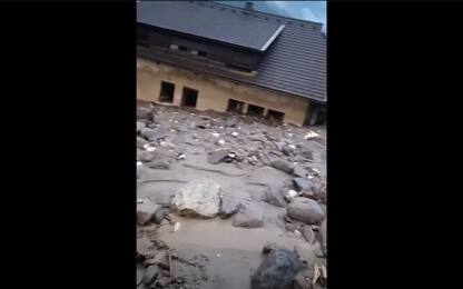Maltempo in Austria, alluvione seppellisce case sotto i detriti