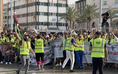 Libia, manifestanti assaltano il parlamento a Tobruk