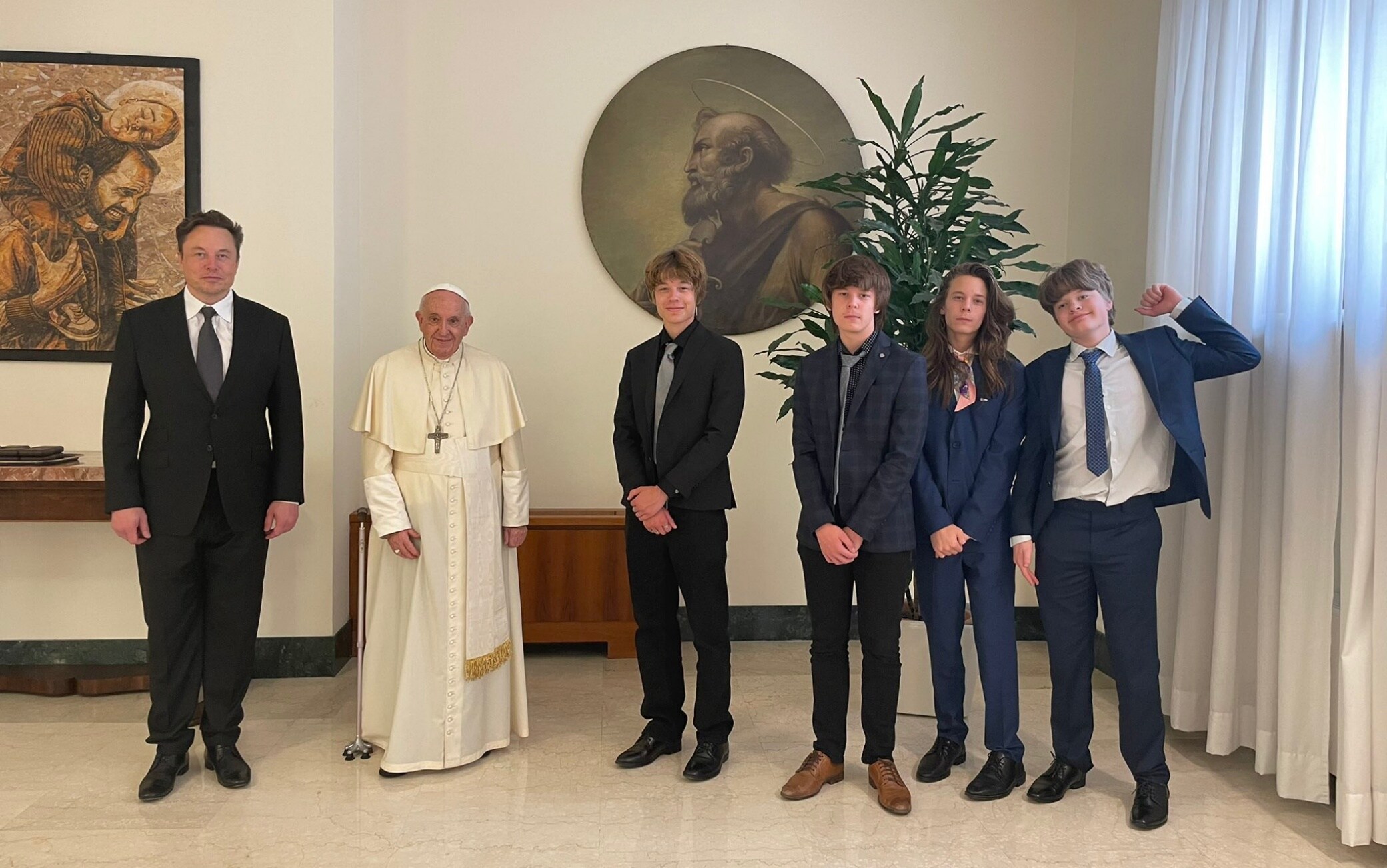 foto del 3 luglio: Elon Musk in udienza da Papa Francesco con quattro figli