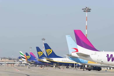 Traffico aereo, ancora tagli e ritardi per i voli: manca il personale