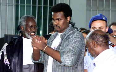 19990720 - ROMA - CRO - ILARIA ALPI: HASSAN ASSOLTO - Il somalo Hashi Omar Hassan (C) soddisfatto dopo la lettura della sentenza che lo assolve per non aver commesso il fatto al termine del processo per l'omicidio della giornalista del Tg3 Ilaria Alpi e del cameraman Miran Hrovatin avvenuto a Mogadiscio il 20 marzo 1994. LUCIANO DEL CASTILLO/ANSA/TO