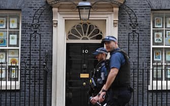 epa09900574 Downing Street in London, Britain, 21 April 2022. British Members of Parliament (MPs) are set to vote on whether to open an investigation over claims British Prime Minister Boris Johnson misled parliament. Johnson is under continued pressure over allegations he broke lockdown regulations by holding parties at Downing Street. He has subsequently been fined by the Met Police for breaching the rules.  EPA/ANDY RAIN