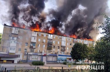 Colpiti quartieri residenziali di Donetsk, 8 luglio 2022. ANSA/US POLIZIA UCRAINA +++ NO SALES, EDITORIAL USE ONLY +++