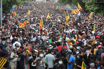 SRI LANKA CRISIS PROTEST epa10061012 People attend an anti government protest rally, calling for the resignation of the president over the alleged failure to address the economic crisis, near the President's house in Colombo, Sri Lanka, 09 July 2022. Protests have been rocking the country for over three months, calling for the resignation of the president and prime minister over the alleged failure to address the economic crisis. Sri Lanka faces its worst-ever economic crisis in decades due to the lack of foreign reserves, resulting in severe shortages in food, fuel, medicine, and imported goods. EPA/CHAMILA KARUNARATHNE