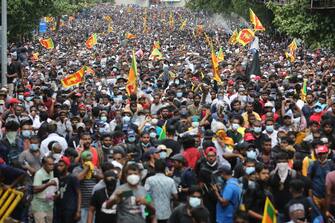 epa10061012 People attend an anti government protest rally, calling for the resignation of the president over the alleged failure to address the economic crisis, near the President's house in Colombo, Sri Lanka, 09 July 2022. Protests have been rocking the country for over three months, calling for the resignation of the president and prime minister over the alleged failure to address the economic crisis. Sri Lanka faces its worst-ever economic crisis in decades due to the lack of foreign reserves, resulting in severe shortages in food, fuel, medicine, and imported goods.  EPA/CHAMILA KARUNARATHNE