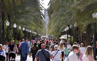 epa09891594 Hundreds of tourists take a stroll along 'La Explanada' walk in Alicante, eastern Spain, 15 April 2022, during the Holy Week.  EPA/MANUEL LORENZO