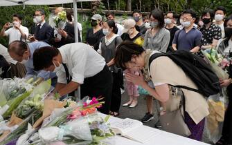 epa10066085 People pay floral tribute to former Japanese Prime Minister Shinzo Abe at the ruling Liberal Democratic Party headquarters in Tokyo, Japan, 12 July 2022, as the funeral of Abe is held at Zojoji Temple.  Abe was shot dead by Tetsuya Yamagami, a 41-year-old former member of the Japan Maritime Self-Defense Force, in Nara, western Japan, 08 July 2022 during an Upper House election campaign to support a candidate of his ruling party.  EPA / KIMIMASA MAYAMA