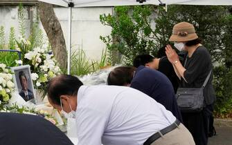 epa10066084 People pay floral tribute to former Japanese Prime Minister Shinzo Abe at the ruling Liberal Democratic Party headquarters in Tokyo, Japan, 12 July 2022, as the funeral of Abe is held at Zojoji Temple. Abe was shot dead by Tetsuya Yamagami, a 41-year-old former member of the Japan Maritime Self-Defense Force, in Nara, western Japan, 08 July 2022 during an Upper House election campaign to support a candidate of his ruling party.  EPA/KIMIMASA MAYAMA