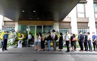 epa10066071 People line up to pay floral tribute for the late former Japanese Prime Minister Shinzo Abe, at Japan Embassy, in Hanoi, Vietnam, 12 July 2022.  EPA/LUONG THAI LINH