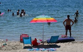 epa10035615 A view of the beach and sunbathing tourists on a hot day at Lake Tarnobrzeg in Tarnobrzeg, Poland, 26 June 2022. This is the first weekend of this year's summer holidays.  EPA/Darek Delmanowicz POLAND OUT
