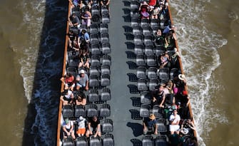 epa10079568 Tourists ride an open top boat in the sun in London, Britain, 19 July 2022. The Met Office has issued a red extreme heat warning as the UK could have its hottest day on record this week, with temperatures forecast to hit up to 41 degrees Celsius.  EPA/NEIL HALL