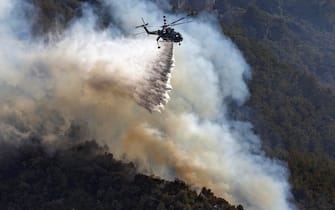 Vigili del fuoco, canadair ed elicotteri impegnati a Carolei(CS) in un grosso incendio da stamattina. ANSA\ARENAFOTO