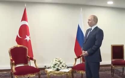 Erdogan fa aspettare Putin davanti alle telecamere