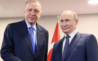 IRAN RUSSIA TURKEY DIPLOMACY epa10080223 Turkish President Recep Tayyip Erdogan (L) and Russian President Vladimir Putin (R) shake hands during a meeting in Tehran, Iran, 19 July 2022. Russian President is on a working visit in Iran to take part in a summit grouping leaders of Iran, Turkey, and Russia and to have bilateral meetings with the leaders of Iran and Turkey. EPA/SERGEI SAVOSTYANOV / KREMLIN POOL / SPUTNIK / POOL MANDATORY CREDIT