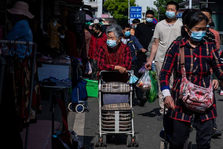 24zampe  Coronavirus: la delegazione cinese consiglia scarpe per