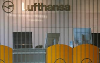 epa10093387 A closed counter of Lufthansa during a warn strike of the ground staff of German airline Lufthansa at the international airport in Frankfurt am Main, Germany, 27 July 2022. The trade union Ver.di called on around 20,000 ground staff nationwide to stage a one-day warning strike on Wednesday 27 July over pay negotiations. Lufthansa had to cancelled more than 1000 flights from their main hubs in Frankfurt and Munich.  EPA/RONALD WITTEK