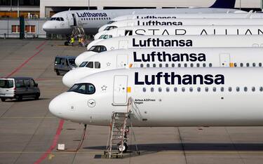 epa10093435 Airplanes of Lufthansa on a tarmac during a warn strike of the ground staff of German airline Lufthansa at the international airport in Frankfurt am Main, Germany, 27 July 2022. The trade union Ver.di called on around 20,000 ground staff nationwide to stage a one-day warning strike on Wednesday 27 July over pay negotiations. Lufthansa had to cancelled more than 1000 flights from their main hubs in Frankfurt and Munich.  EPA/RONALD WITTEK