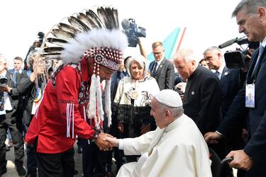 A handout picture provided by the Vatican Media shows Pope Francis meets members of an indigenous tribe during his welcoming ceremony at Edmonton International Airport in Alberta, western Canada,24 July 2022. The five-days visit is the first papal visit to Canada in 20 years. ANSA/VATICAN MEDIA HANDOUT HANDOUT EDITORIAL USE ONLY/NO SALES