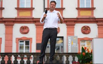 28 July 2022, Bavaria, Bayreuth: Robert Habeck (BÃ¼ndnis 90/Die GrÃ¼nen), Federal Minister for the Economy and Climate Protection, speaks in the city's courtyard of honor at the Citizens' Dialogue. He had to listen to loud whistles and boos, many citizens shouted at Habeck: "Get lost". Photo: Soeren Stache/dpa (Photo by Soeren Stache/picture alliance via Getty Images)