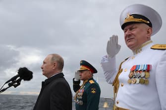 epa10099617 Russian President Vladimir Putin (L), Russian Defence Minister Sergei Shoigu (C) and Admiral Nikolai Yevmenov, Commander-in-Chief of the Russian Navy (R) review warships before the the Main Naval Parade marking the Russian Navy Day in St. Petersburg, Russia, 31 July 2022. Traditionally the Russia Navy Day is celebrated on the last Sunday in July.  EPA/MIKHAIL KLIMENTYEV / SPUTNIK / KREMLIN POOL MANDATORY CREDIT