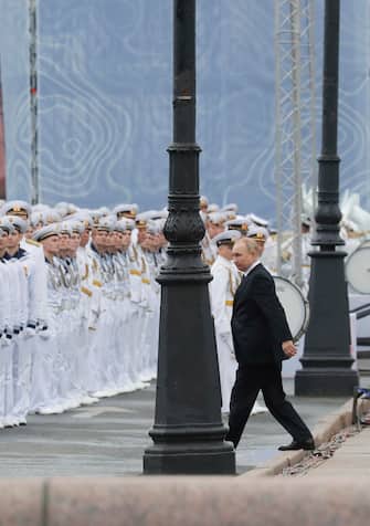 epa10099676 Russian President Vladimir Putin arrives for the Main Naval Parade marking the Russian Navy Day in St. Petersburg, Russia, 31 July 2022. Traditionally the Russia Navy Day is celebrated on the last Sunday in July.  EPA/ANATOLY MALTSEV