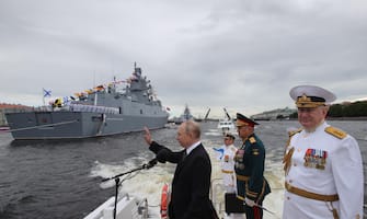 epa10099711 Russian President Vladimir Putin (L), Russian Defense Minister Sergei Shoigu (2-R) and Admiral Nikolai Yevmenov, Commander-in-Chief of the Russian Navy (R) attend the Main Naval Parade marking the Russian Navy Day in St. Petersburg , Russia, 31 July 2022. Traditionally the Russia Navy Day is celebrated on the last Sunday in July.  EPA / MIKHAIL KLIMENTYEV / SPUTNIK / KREMLIN POOL MANDATORY CREDIT