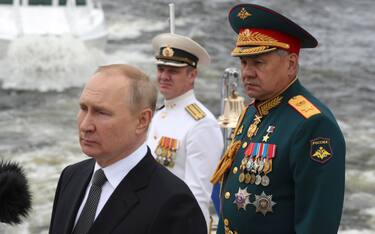 epa10099697 Russian President Vladimir Putin (L), Russian Defence Minister Sergei Shoigu (R) and Admiral Nikolai Yevmenov, Commander-in-Chief of the Russian Navy (C) review warships during the the Main Naval Parade marking the Russian Navy Day in St.Petersburg, Russia, 31 July 2022. Traditionally the Russia Navy Day is celebrated on the last Sunday in July.  EPA/MIKHAIL KLIMENTYEV / SPUTNIK / KREMLIN POOL MANDATORY CREDIT