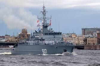 epa10099696 Russian Navy sailors onboard the 'Aleksandr Obukhov' Alexandrit-class minesweeper take part in the Russian Navy Day Parade in St. Petersburg, Russia, 31 July 2022. Traditionally the Russia Navy Day is celebrated on the last Sunday in July.  EPA/ANATOLY MALTSEV