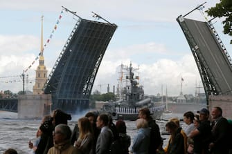 epa10099689 Russian Navy sailors onboard the 'Chuvashia' missile ship take part in the Russian Navy Day Parade in St. Petersburg, Russia, 31 July 2022. Traditionally the Russia Navy Day is celebrated on the last Sunday in July.  EPA / ANATOLY MALTSEV