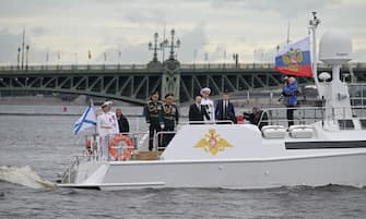 epa10099682 Russian President Vladimir Putin aboard the Raptor boat during the Main Naval Parade marking the Russian Navy Day in St.Petersburg, Russia, 31 July 2022. Traditionally the Russia Navy Day is celebrated on the last Sunday in July.  EPA/MIKHAIL KLIMENTYEV / SPUTNIK / KREMLIN POOL MANDATORY CREDIT