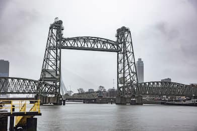 Rotterdam non smonterà il ponte per far passare lo yacht di Jeff Bezos