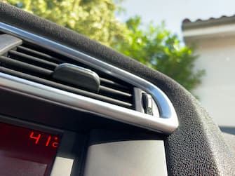 Vehicle parked in direct sunlight with a dashboard indicating a scorching temperature of 41 degrees celsius (105,8 Fahrenheit)