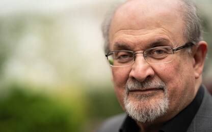 Salman Rushdie aggredito, polizia: colpito al collo con arma da taglio