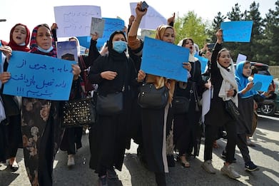 Afghanistan, spari in aria per disperdere manifestanti donne