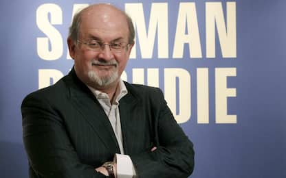 Attentato Rushdie, lo scrittore ha perso un occhio e l'uso di una mano