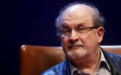 Rushdie, migliorano le sue condizioni e risponde agli investigatori  